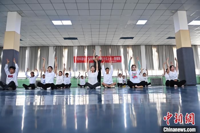 6月6日，在甘肅敦煌青年夜校課程中，青年學(xué)員學(xué)習(xí)敦煌舞課程。李亞龍 攝　　