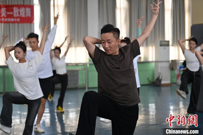 6月6日，在甘肅敦煌青年夜校課程中，青年學(xué)員學(xué)習(xí)敦煌舞課程。李亞龍 攝　　