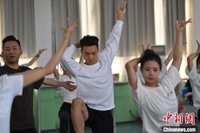 6月6日，在甘肅敦煌青年夜校課程中，青年學(xué)員學(xué)習(xí)敦煌舞課程。李亞龍 攝　　