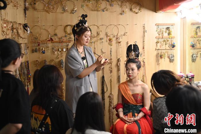 6月6日，在甘肅敦煌青年夜校課程中，青年學(xué)員學(xué)習(xí)敦煌美妝課程。李亞龍 攝