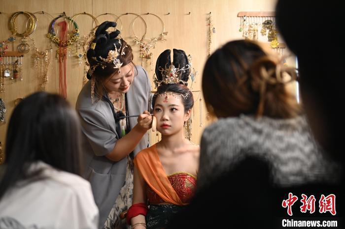 6月6日，在甘肅敦煌青年夜校課程中，青年學(xué)員學(xué)習(xí)敦煌美妝課程。李亞龍 攝　　