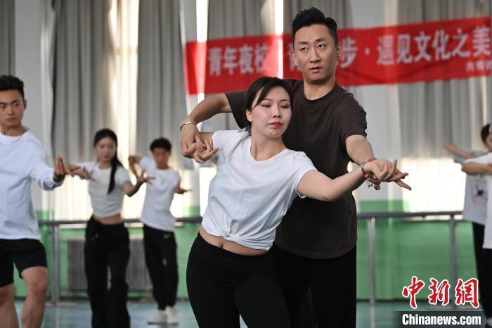 6月6日，在甘肅敦煌青年夜校課程中，學(xué)員學(xué)習(xí)敦煌舞課程。李亞龍 攝　　