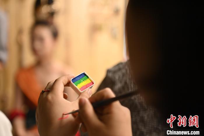 6月6日，在甘肅敦煌青年夜校課程中，青年學(xué)員學(xué)習(xí)敦煌美妝課程。李亞龍 攝　　