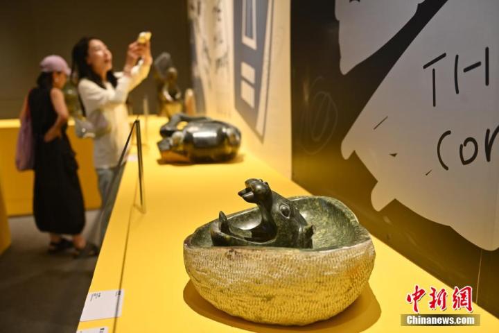 圖為該藝術展展陳的蛇紋石作品《河馬池》。中新社記者 李亞龍 攝