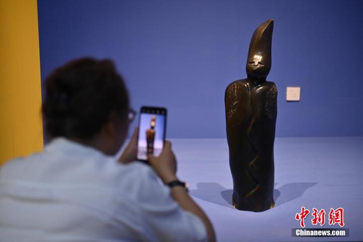 圖為游客拍攝蛇紋石作品《貴婦人》。中新社記者 李亞龍 攝