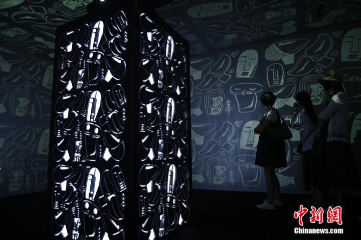 圖為游客參觀藝術展。中新社記者 李亞龍 攝