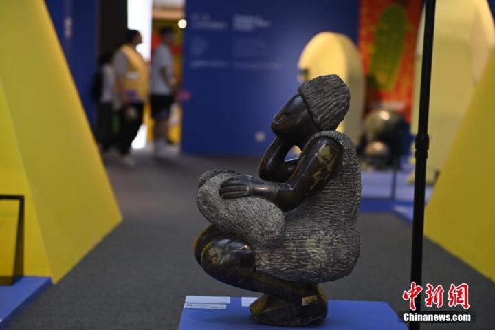 圖為游客參觀藝術展。中新社記者 李亞龍 攝</p>
<p>