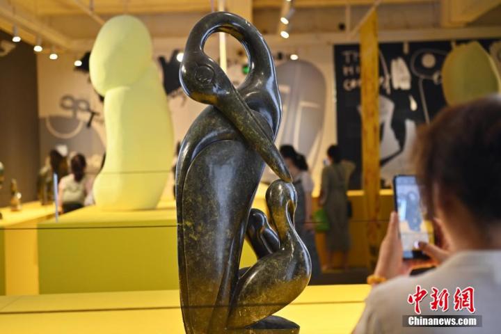 圖為游客拍攝蛇紋石作品《依戀》。中新社記者 李亞龍 攝