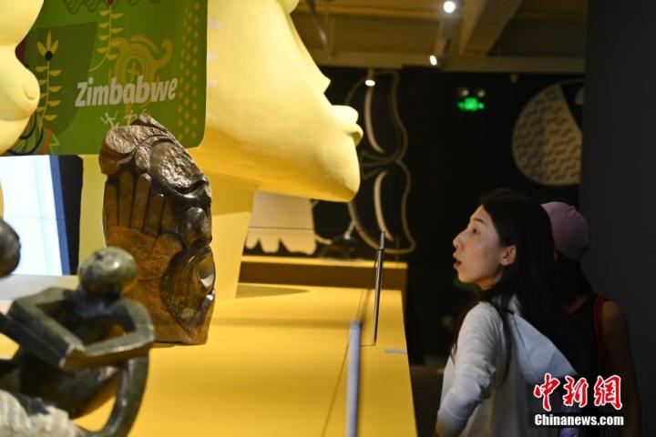 圖為游客參觀藝術展。中新社記者 李亞龍 攝