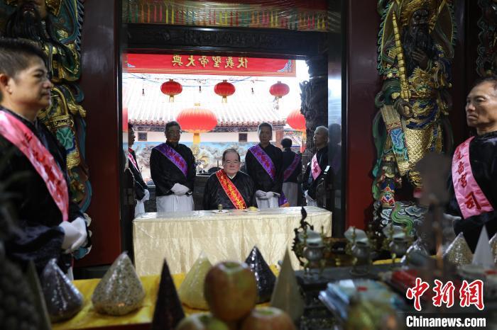 6月21日，“2024(甲辰年)兩岸共祭人文始祖伏羲典禮”在臺灣新北舉行。擔任主祭官的先嗇宮董事長、中國國民黨前秘書長李乾龍(中)出席典禮并擔任主祭官。中新社記者 張曉曦 攝