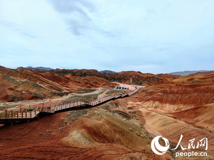  雨后的七彩丹霞，顏色格外艷麗。人民網(wǎng) 黃津曉虎攝