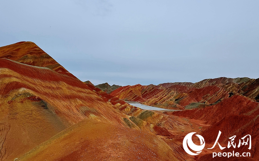 雨后的七彩丹霞，顏色格外艷麗。人民網(wǎng)記者 徐冬兒攝