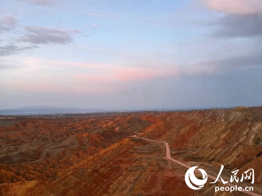 日落時分，余暉與丹霞交相輝映。人民網(wǎng)記者 唐嘉藝攝