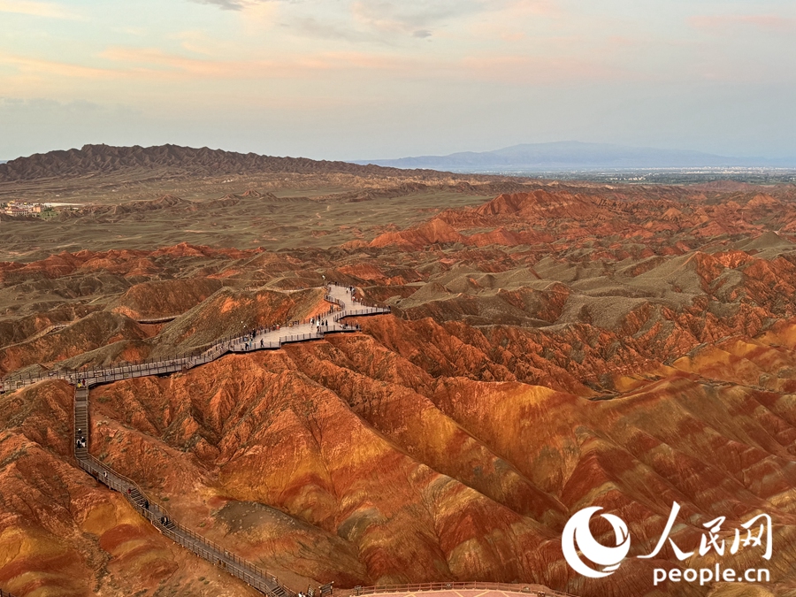 日落時分，余暉與丹霞交相輝映。人民網(wǎng)記者 徐冬兒攝