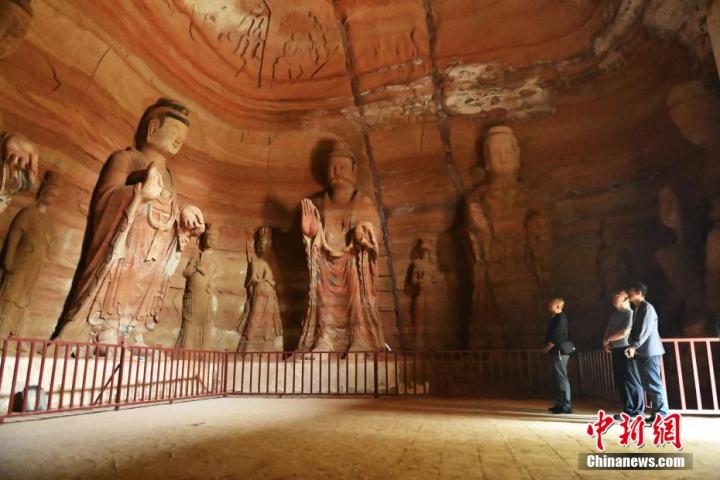7月15日，游人參觀甘肅省平涼市涇川縣百里石窟長廊中的南石窟寺1號窟。百里石窟長廊位于涇川縣境內，由512個石窟、5眼窟中石井組成，現(xiàn)存王母宮石窟、鳳凰山石窟、南石窟寺、丈八寺石窟、羅漢洞石窟、太山寺石窟等規(guī)模較大的石窟群，還有數(shù)量眾多的小石窟群。南石窟寺開鑿于北魏永平三年，其中1號窟屬于大型七佛窟，七佛高達6米。中新社記者 李亞龍 攝