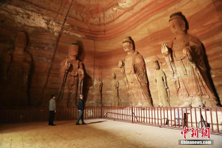 7月15日，游人參觀甘肅省平涼市涇川縣百里石窟長廊中的南石窟寺1號窟。百里石窟長廊位于涇川縣境內，由512個石窟、5眼窟中石井組成，現(xiàn)存王母宮石窟、鳳凰山石窟、南石窟寺、丈八寺石窟、羅漢洞石窟、太山寺石窟等規(guī)模較大的石窟群，還有數(shù)量眾多的小石窟群。南石窟寺開鑿于北魏永平三年，其中1號窟屬于大型七佛窟，七佛高達6米。中新社記者 李亞龍 攝