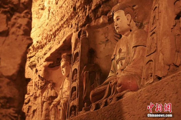 7月15日，甘肅省平涼市涇川縣百里石窟長廊中的王母宮石窟造像。百里石窟長廊位于涇川縣境內，由512個石窟、5眼窟中石井組成，現(xiàn)存王母宮石窟、鳳凰山石窟、南石窟寺、丈八寺石窟、羅漢洞石窟、太山寺石窟等規(guī)模較大的石窟群，還有數(shù)量眾多的小石窟群。王母宮石窟又名千佛洞，該窟設計宏大，造像生動，窟內擁有造像數(shù)百尊，是較為珍貴的佛教文化歷史遺存。中新社記者 李亞龍 攝</p>
<p>