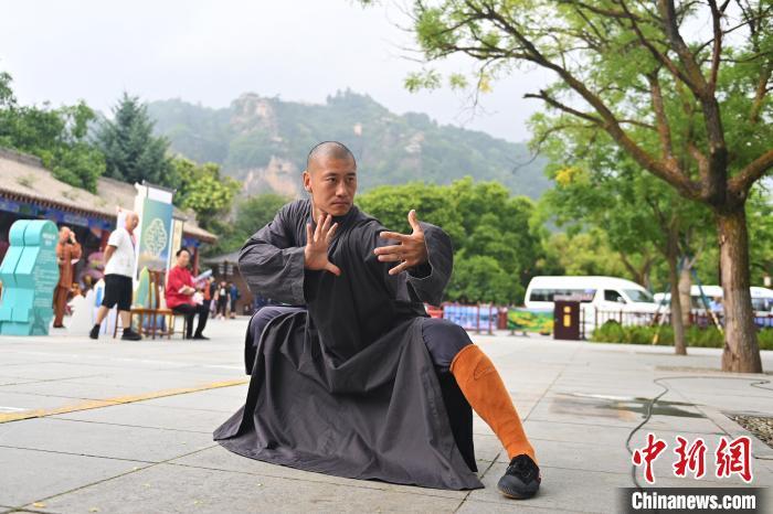 7月14日，甘肅省平?jīng)鍪嗅轻忌骄皡^(qū)內(nèi)，嵩山少林弟子展示武藝。7月13日至14日，“2024年北京體育大學(xué)第十五屆國際武術(shù)比賽交流大會暨首屆崆峒山國際武術(shù)大會”舉行，大會也在崆峒山景區(qū)進(jìn)行問道崆峒、武術(shù)高級研修班、崆峒拜師等系列活動。中新社記者 李亞龍 攝</p>
<p>