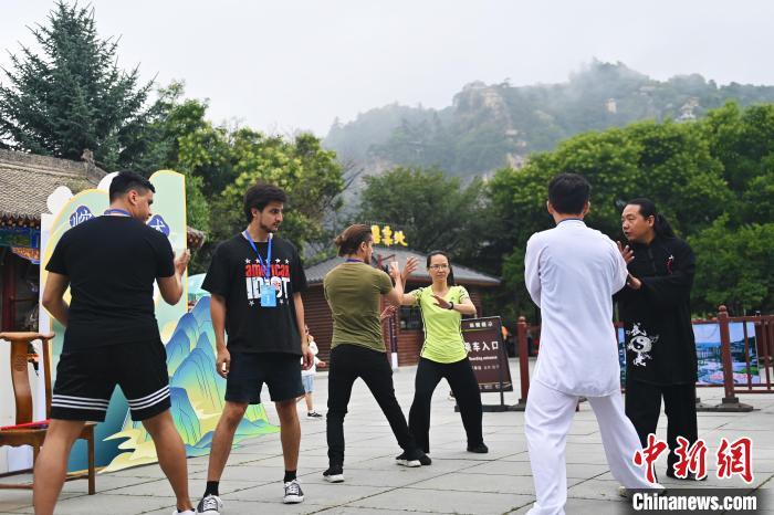 7月14日，甘肅省平?jīng)鍪嗅轻忌骄皡^(qū)內(nèi)，外籍武術(shù)愛好者學(xué)習(xí)崆峒派武術(shù)。7月13日至14日，“2024年北京體育大學(xué)第十五屆國際武術(shù)比賽交流大會暨首屆崆峒山國際武術(shù)大會”舉行，大會也在崆峒山景區(qū)進(jìn)行問道崆峒、武術(shù)高級研修班、崆峒拜師等系列活動。中新社記者 李亞龍 攝</p>
<p>