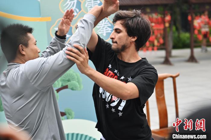 7月14日，甘肅省平?jīng)鍪嗅轻忌骄皡^(qū)內(nèi)，外籍武術(shù)愛好者(右)進(jìn)行忽雷太極拳切磋。7月13日至14日，“2024年北京體育大學(xué)第十五屆國際武術(shù)比賽交流大會暨首屆崆峒山國際武術(shù)大會”舉行，大會也在崆峒山景區(qū)進(jìn)行問道崆峒、武術(shù)高級研修班、崆峒拜師等系列活動。中新社記者 李亞龍 攝</p>
<p>