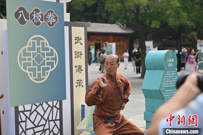 7月14日，甘肅省平?jīng)鍪嗅轻忌骄皡^(qū)內(nèi)，八極拳傳承人展示八極拳。7月13日至14日，“2024年北京體育大學(xué)第十五屆國際武術(shù)比賽交流大會暨首屆崆峒山國際武術(shù)大會”舉行，大會也在崆峒山景區(qū)進(jìn)行問道崆峒、武術(shù)高級研修班、崆峒拜師等系列活動。中新社記者 李亞龍 攝</p>
<p>