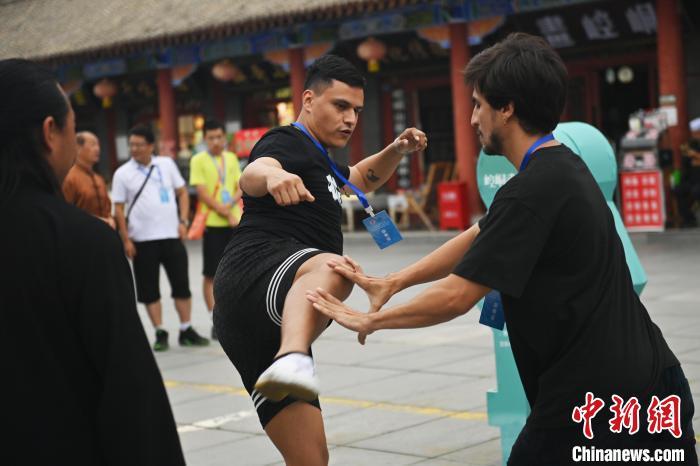 7月14日，甘肅省平?jīng)鍪嗅轻忌骄皡^(qū)內(nèi)，外籍武術(shù)愛好者切磋武藝。7月13日至14日，“2024年北京體育大學(xué)第十五屆國際武術(shù)比賽交流大會暨首屆崆峒山國際武術(shù)大會”舉行，大會也在崆峒山景區(qū)進(jìn)行問道崆峒、武術(shù)高級研修班、崆峒拜師等系列活動。中新社記者 李亞龍 攝