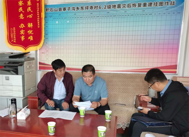 州縣紀委監(jiān)委機關(guān)聯(lián)合督查組對下沉干部 、駐村干部 、包村組長、村干部 “四級”干部履職到崗情況，以及工作日志和民情臺賬、訴求臺賬進行日常監(jiān)督檢查，壓實工作責任。.jpg