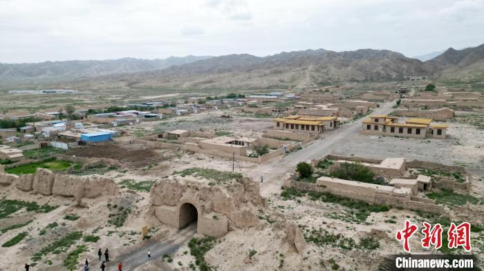 7月13日，位于山丹漢明長城遺址里的硤口古城。(無人機圖片) 　九美旦增 攝