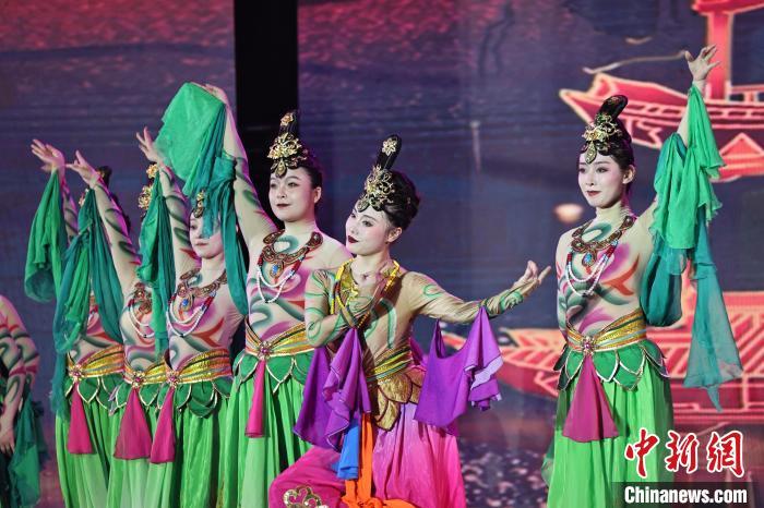 7月19日晚，第五屆黃河之濱文藝展演在蘭州體育文化廣場開幕。圖為開幕式演出敦煌舞蹈。張曦予 攝