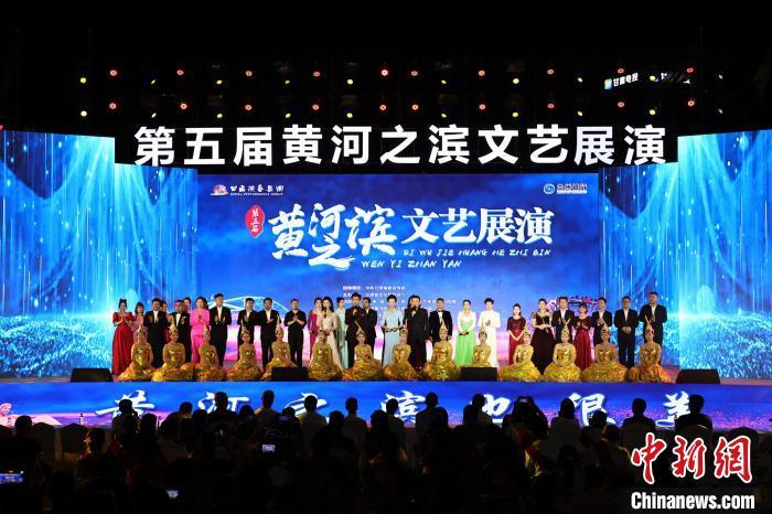 7月19日晚，第五屆黃河之濱文藝展演在蘭州體育文化廣場開幕。張曦予 攝