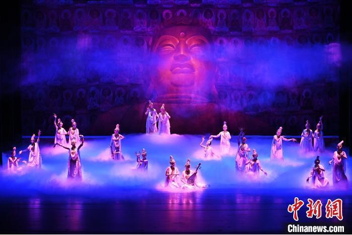 7月18日晚，中國(guó)經(jīng)典舞劇《絲路花雨》在甘肅蘭州黃河劇院進(jìn)行演出。中國(guó)經(jīng)典舞劇《絲路花雨》迎來45周年，7月17日-8月4日在蘭州開啟為期多天的駐場(chǎng)演出。該舞劇取材于敦煌莫高窟壁畫，集中國(guó)霓裳羽衣舞、敦煌舞、印度舞、黑巾舞、波斯馬鈴舞等于一身，自1979年演出至今，該劇先后在40多個(gè)國(guó)家和地區(qū)演出近4000場(chǎng)，觀眾550多萬人次。中新社記者 李亞龍 攝</p>
<p>
