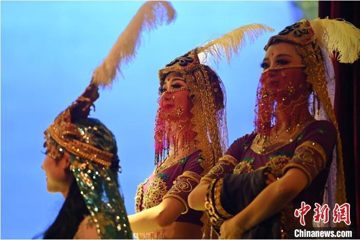 7月18日晚，中國(guó)經(jīng)典舞劇《絲路花雨》在甘肅蘭州黃河劇院進(jìn)行演出。中國(guó)經(jīng)典舞劇《絲路花雨》迎來45周年，7月17日-8月4日在蘭州開啟為期多天的駐場(chǎng)演出。該舞劇取材于敦煌莫高窟壁畫，集中國(guó)霓裳羽衣舞、敦煌舞、印度舞、黑巾舞、波斯馬鈴舞等于一身，自1979年演出至今，該劇先后在40多個(gè)國(guó)家和地區(qū)演出近4000場(chǎng)，觀眾550多萬人次。中新社記者 李亞龍 攝</p>
<p>