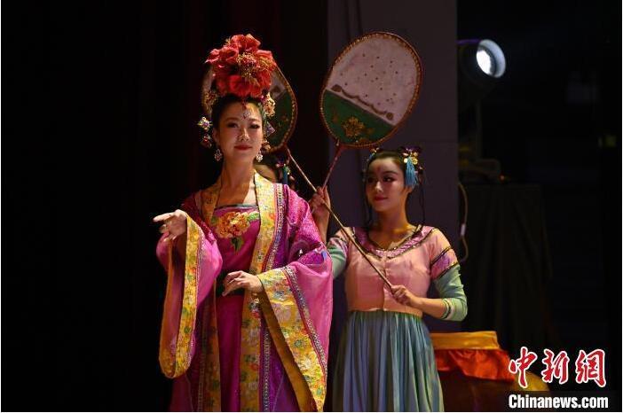 7月18日晚，中國(guó)經(jīng)典舞劇《絲路花雨》在甘肅蘭州黃河劇院進(jìn)行演出。中國(guó)經(jīng)典舞劇《絲路花雨》迎來45周年，7月17日-8月4日在蘭州開啟為期多天的駐場(chǎng)演出。該舞劇取材于敦煌莫高窟壁畫，集中國(guó)霓裳羽衣舞、敦煌舞、印度舞、黑巾舞、波斯馬鈴舞等于一身，自1979年演出至今，該劇先后在40多個(gè)國(guó)家和地區(qū)演出近4000場(chǎng)，觀眾550多萬人次。中新社記者 李亞龍 攝</p>
<p>