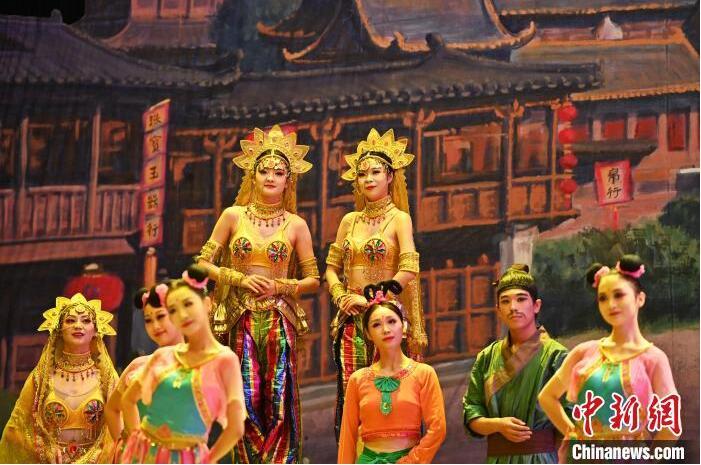 7月18日晚，中國(guó)經(jīng)典舞劇《絲路花雨》在甘肅蘭州黃河劇院進(jìn)行演出。中國(guó)經(jīng)典舞劇《絲路花雨》迎來45周年，7月17日-8月4日在蘭州開啟為期多天的駐場(chǎng)演出。該舞劇取材于敦煌莫高窟壁畫，集中國(guó)霓裳羽衣舞、敦煌舞、印度舞、黑巾舞、波斯馬鈴舞等于一身，自1979年演出至今，該劇先后在40多個(gè)國(guó)家和地區(qū)演出近4000場(chǎng)，觀眾550多萬人次。中新社記者 李亞龍 攝</p>
<p>