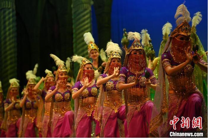 7月18日晚，中國(guó)經(jīng)典舞劇《絲路花雨》在甘肅蘭州黃河劇院進(jìn)行演出。中國(guó)經(jīng)典舞劇《絲路花雨》迎來45周年，7月17日-8月4日在蘭州開啟為期多天的駐場(chǎng)演出。該舞劇取材于敦煌莫高窟壁畫，集中國(guó)霓裳羽衣舞、敦煌舞、印度舞、黑巾舞、波斯馬鈴舞等于一身，自1979年演出至今，該劇先后在40多個(gè)國(guó)家和地區(qū)演出近4000場(chǎng)，觀眾550多萬人次。中新社記者 李亞龍 攝</p>
<p>