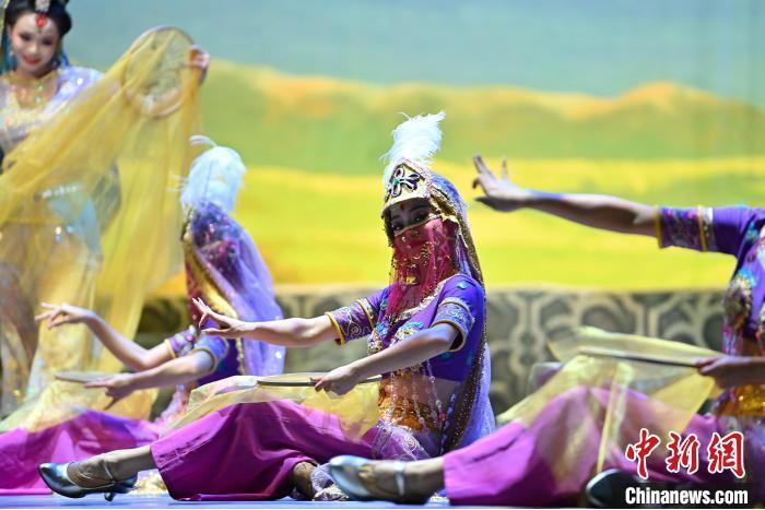 7月18日晚，中國(guó)經(jīng)典舞劇《絲路花雨》在甘肅蘭州黃河劇院進(jìn)行演出。中國(guó)經(jīng)典舞劇《絲路花雨》迎來45周年，7月17日-8月4日在蘭州開啟為期多天的駐場(chǎng)演出。該舞劇取材于敦煌莫高窟壁畫，集中國(guó)霓裳羽衣舞、敦煌舞、印度舞、黑巾舞、波斯馬鈴舞等于一身，自1979年演出至今，該劇先后在40多個(gè)國(guó)家和地區(qū)演出近4000場(chǎng)，觀眾550多萬人次。中新社記者 李亞龍 攝</p>
<p>