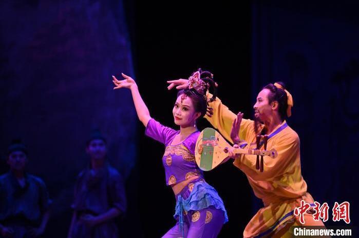 7月18日晚，中國(guó)經(jīng)典舞劇《絲路花雨》在甘肅蘭州黃河劇院進(jìn)行演出。中國(guó)經(jīng)典舞劇《絲路花雨》迎來45周年，7月17日-8月4日在蘭州開啟為期多天的駐場(chǎng)演出。該舞劇取材于敦煌莫高窟壁畫，集中國(guó)霓裳羽衣舞、敦煌舞、印度舞、黑巾舞、波斯馬鈴舞等于一身，自1979年演出至今，該劇先后在40多個(gè)國(guó)家和地區(qū)演出近4000場(chǎng)，觀眾550多萬人次。中新社記者 李亞龍 攝</p>
<p>