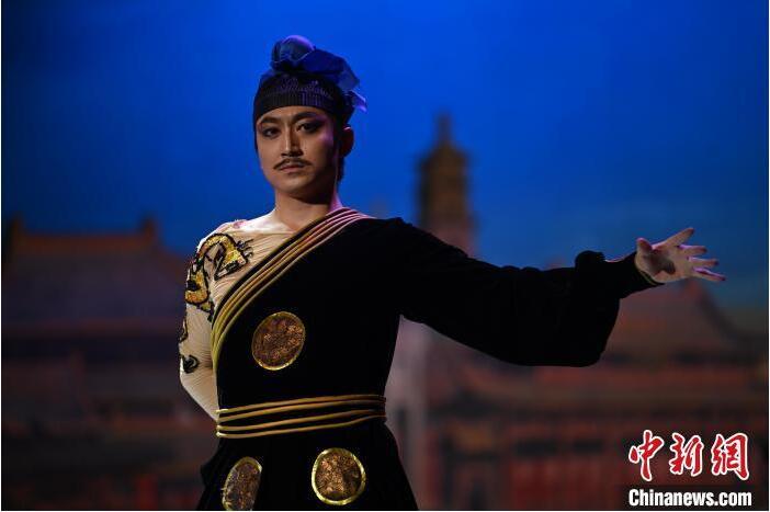 7月18日晚，中國(guó)經(jīng)典舞劇《絲路花雨》在甘肅蘭州黃河劇院進(jìn)行演出。中國(guó)經(jīng)典舞劇《絲路花雨》迎來45周年，7月17日-8月4日在蘭州開啟為期多天的駐場(chǎng)演出。該舞劇取材于敦煌莫高窟壁畫，集中國(guó)霓裳羽衣舞、敦煌舞、印度舞、黑巾舞、波斯馬鈴舞等于一身，自1979年演出至今，該劇先后在40多個(gè)國(guó)家和地區(qū)演出近4000場(chǎng)，觀眾550多萬人次。中新社記者 李亞龍 攝