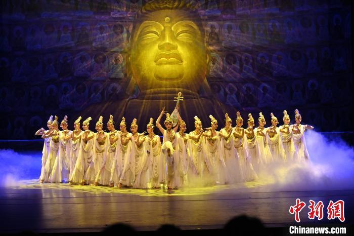 7月18日晚，中國經(jīng)典舞劇《絲路花雨》在甘肅蘭州黃河劇院演出。李亞龍 攝