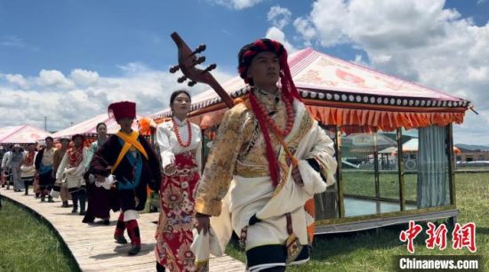 2024年6月，甘肅甘南藏族自治州上演藏服時(shí)裝秀。(資料圖)高瑩 攝