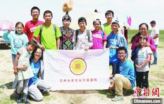 圖為蘭州大學(xué)文化行者團(tuán)隊(duì)走進(jìn)民族社區(qū)。(資料圖)蘭州大學(xué)供圖