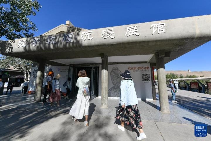 7月22日，游客排隊(duì)進(jìn)入“尋境敦煌——數(shù)字敦煌沉浸展”場館。新華社記者 郎兵兵 攝</p>
<p>