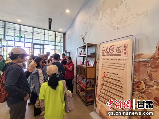 近日，玉門關(guān)遺址景區(qū)開啟了一場精彩紛呈的玉關(guān)詩詞挑戰(zhàn)賽，吸引眾多游人參與其中。玉門關(guān)遺址景區(qū)供圖