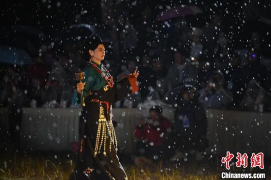 圖為2024年8月6日晚大賽現(xiàn)場模特進行比賽。李亞龍 攝