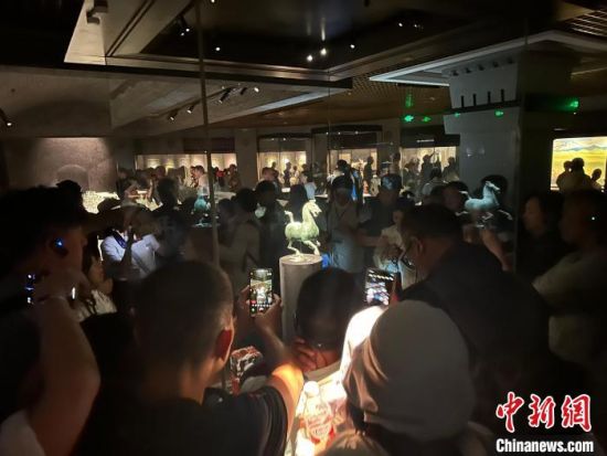 8月17日至23日，“濃濃民族情 兩岸一家親”臺(tái)灣同胞參訪團(tuán)甘肅行交流活動(dòng)在甘肅展開。圖為臺(tái)胞參觀甘肅省博物館。中新社記者 閆姣 攝