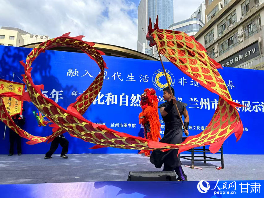 柴宗峰在2025年“文化和自然遺產(chǎn)日”蘭州市非遺宣傳展示活動(dòng)中表演舞獅。人民網(wǎng)記者 焦隆攝