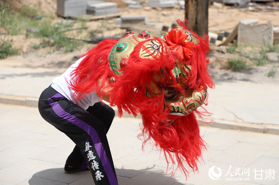 柴宗峰在桃林村展示蘭州北獅風(fēng)采。人民網(wǎng)記者 焦隆攝