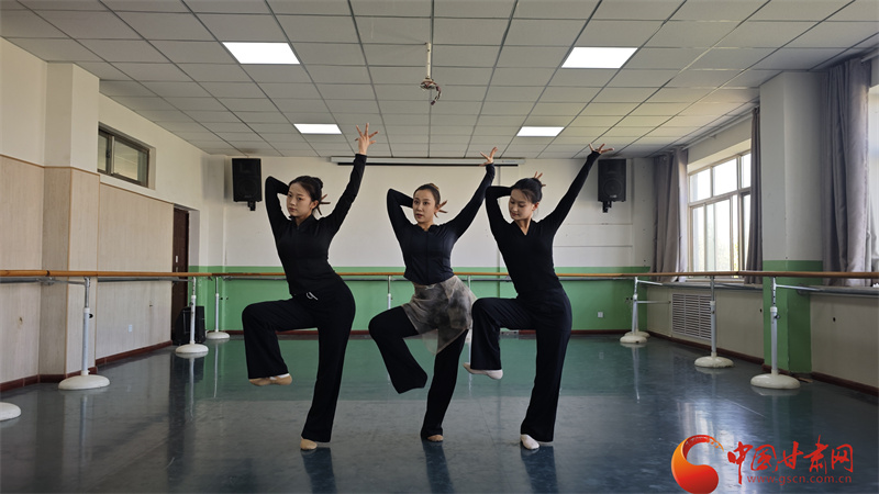 舞從敦煌來 袖拂千年色