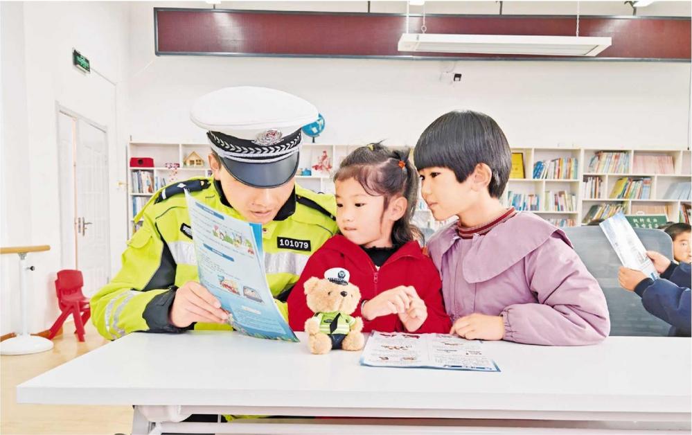 臨潭交警進幼兒園開展交通安全宣講活動