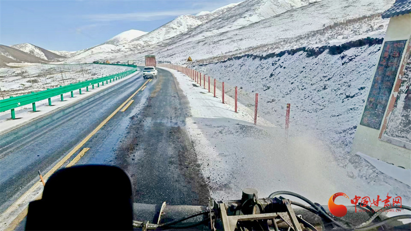 五一假期遇雨雪天氣 武威公路人堅守保暢通